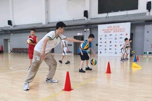 如何强化青少年篮球训练营中的团队配合？